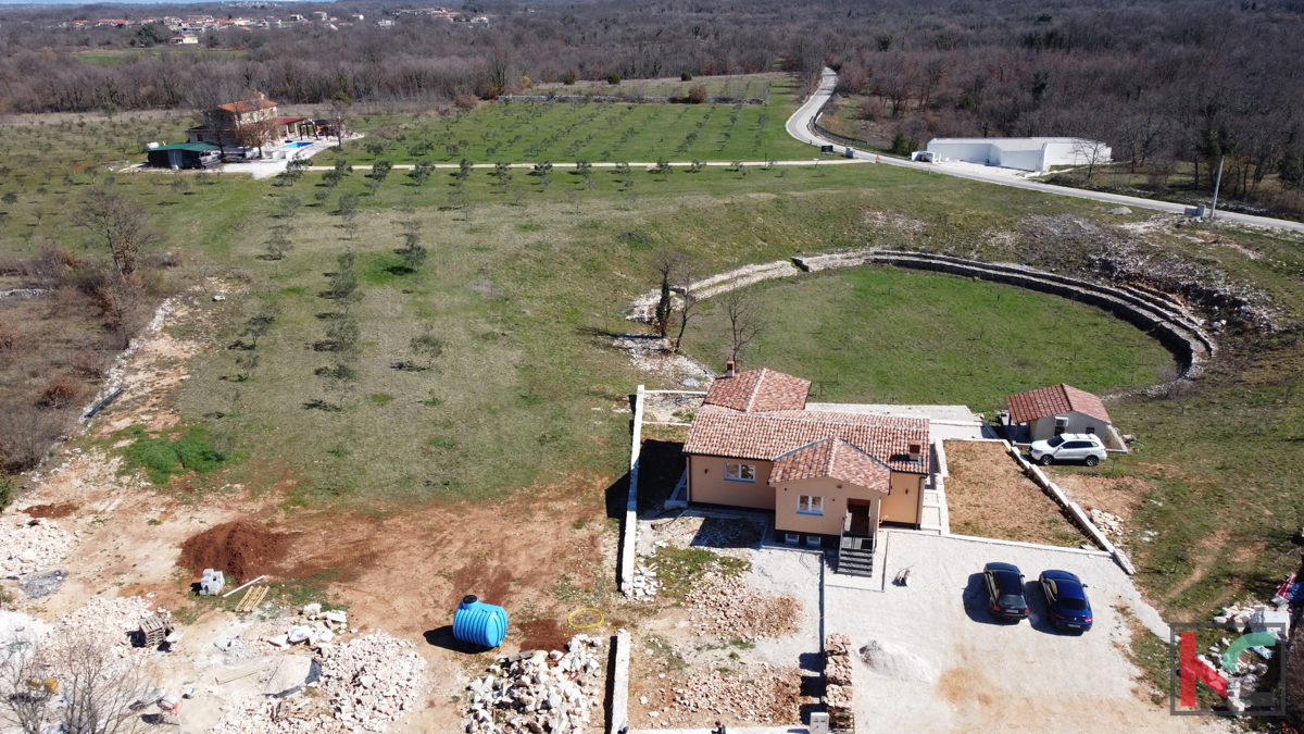 Istria, Svetvinčenat, casa 237m2 in un nuovo edificio con piscina in una posizione tranquilla