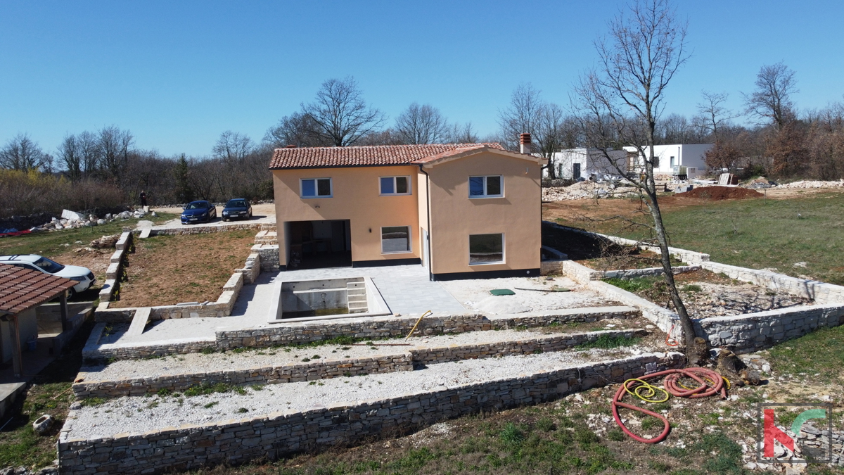 Istria, Svetvinčenat, casa 237m2 in un nuovo edificio con piscina in una posizione tranquilla