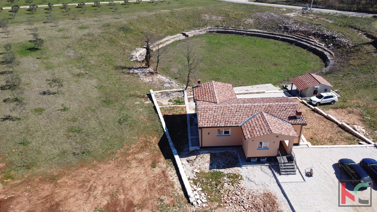 Istria, Svetvinčenat, casa 237m2 in un nuovo edificio con piscina in una posizione tranquilla