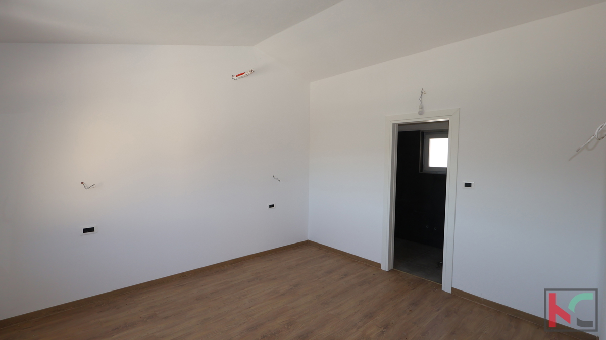 Istria, Svetvinčenat, casa 237m2 in un nuovo edificio con piscina in una posizione tranquilla