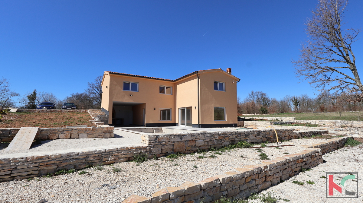 Istria, Svetvinčenat, casa 237m2 in un nuovo edificio con piscina in una posizione tranquilla