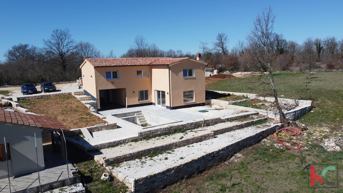 Istria, Svetvinčenat, casa 237m2 in un nuovo edificio con piscina in una posizione tranquilla