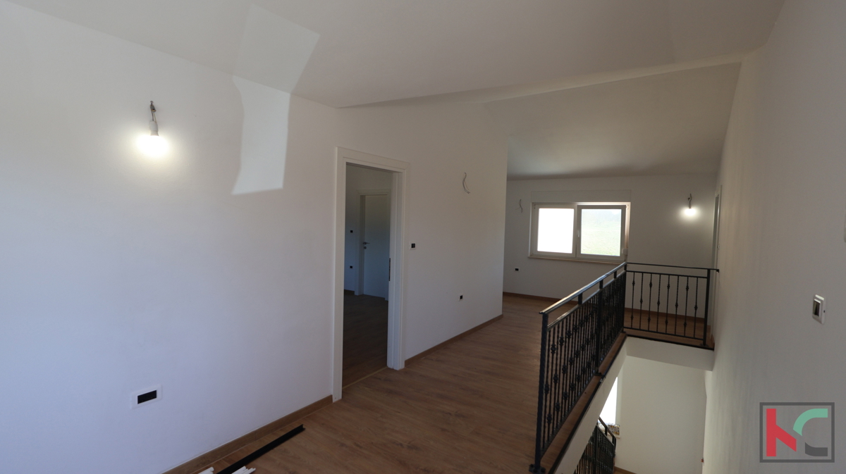 Istria, Svetvinčenat, casa 237m2 in un nuovo edificio con piscina in una posizione tranquilla