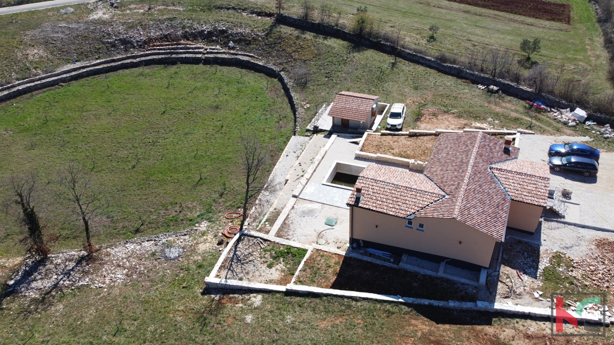 Istria, Svetvinčenat, casa 237m2 in un nuovo edificio con piscina in una posizione tranquilla