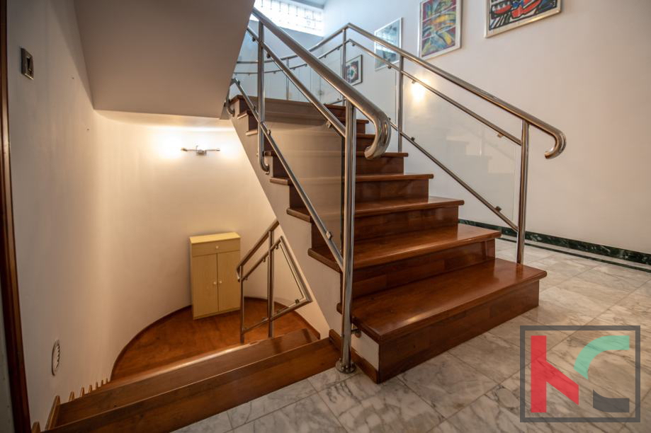 Medulin, Vinkuran, casa con due appartamenti di 210m2 di superficie abitabile, a 300m dal mare #vendita