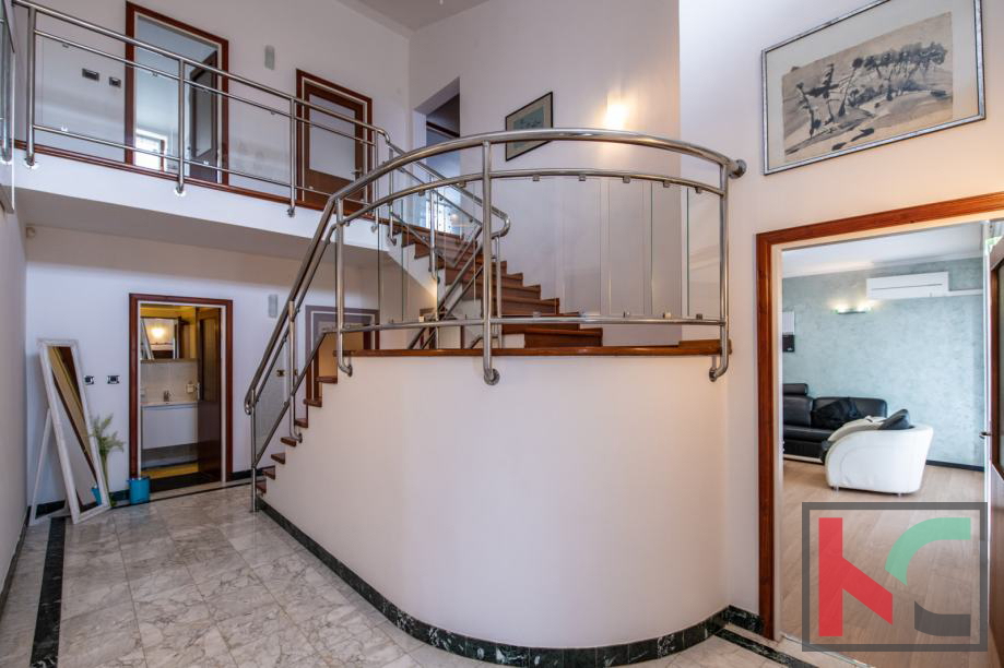 Medulin, Vinkuran, casa con due appartamenti di 210m2 di superficie abitabile, a 300m dal mare #vendita