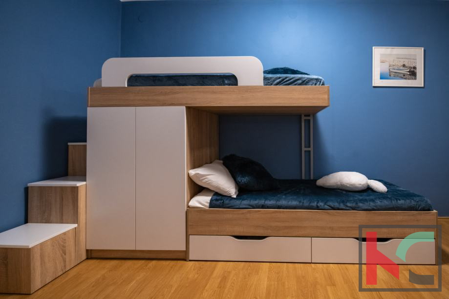 Medulin, Vinkuran, casa con due appartamenti di 210m2 di superficie abitabile, a 300m dal mare #vendita