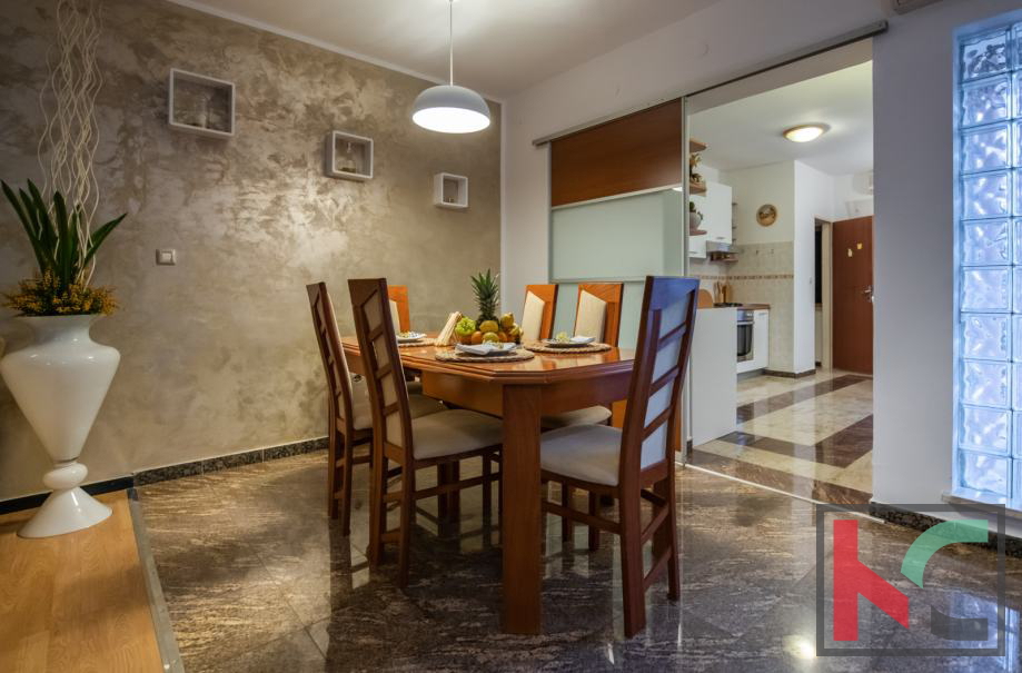 Medulin, Vinkuran, casa con due appartamenti di 210m2 di superficie abitabile, a 300m dal mare #vendita