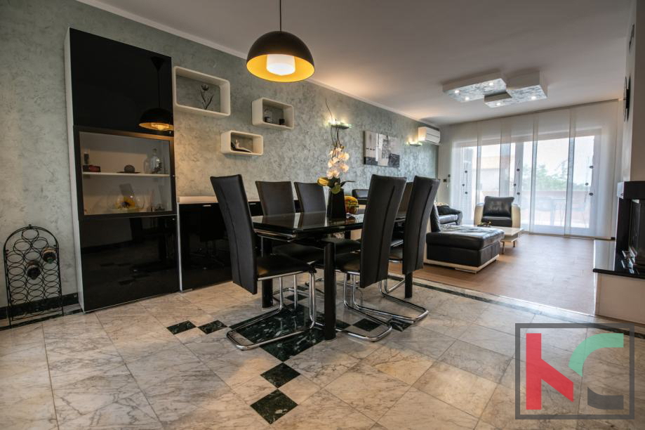 Medulin, Vinkuran, casa con due appartamenti di 210m2 di superficie abitabile, a 300m dal mare #vendita