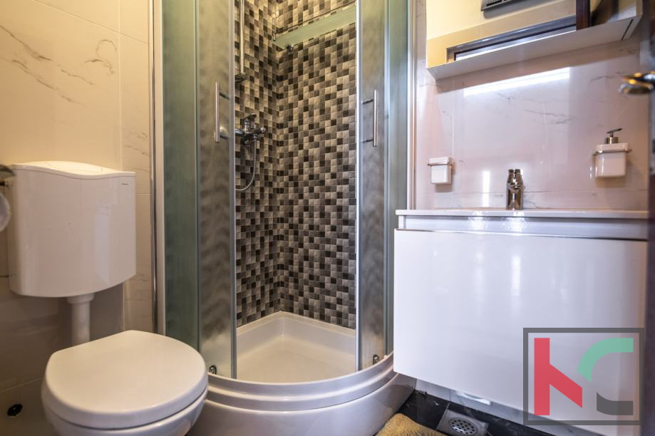 Medulin, Vinkuran, casa con due appartamenti di 210m2 di superficie abitabile, a 300m dal mare #vendita