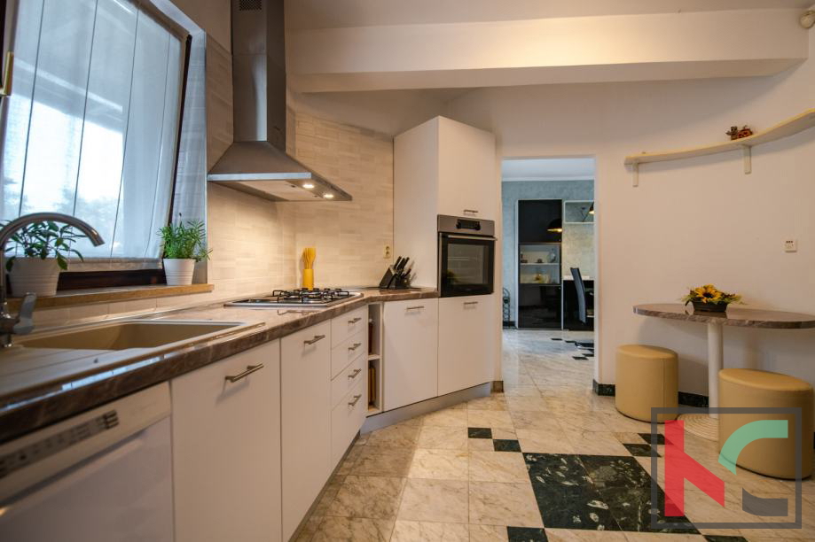 Medulin, Vinkuran, casa con due appartamenti di 210m2 di superficie abitabile, a 300m dal mare #vendita