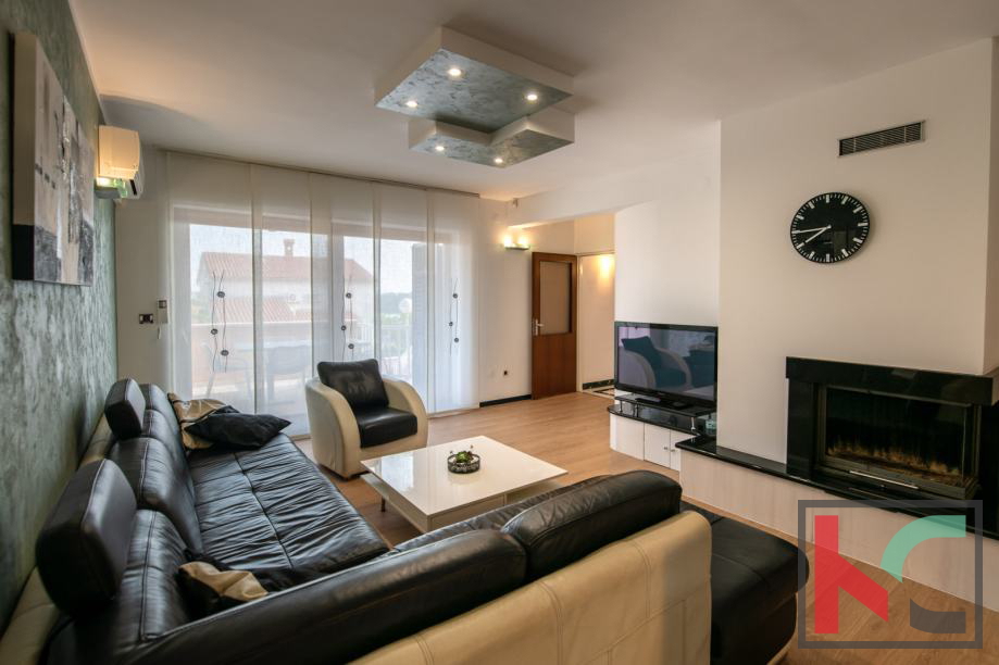 Medulin, Vinkuran, casa con due appartamenti di 210m2 di superficie abitabile, a 300m dal mare #vendita