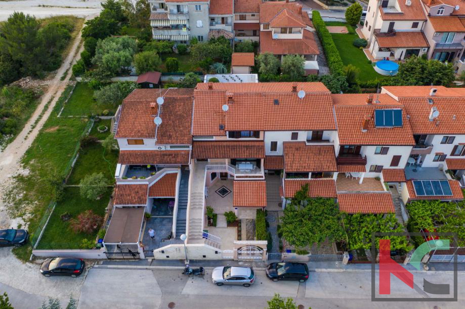 Medulin, Vinkuran, casa con due appartamenti di 210m2 di superficie abitabile, a 300m dal mare #vendita