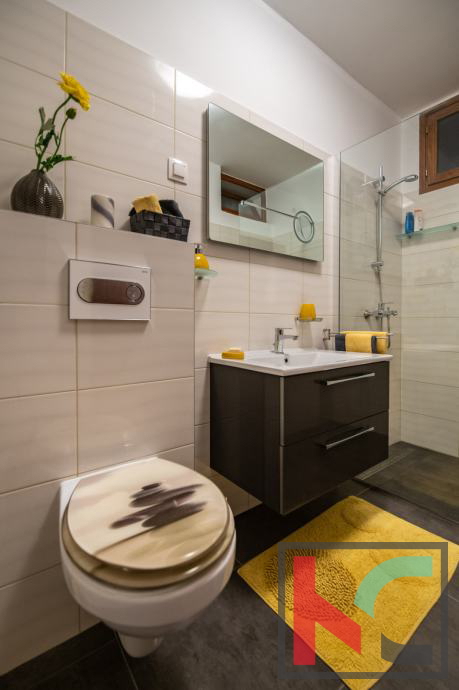 Medulin, Vinkuran, casa con due appartamenti di 210m2 di superficie abitabile, a 300m dal mare #vendita