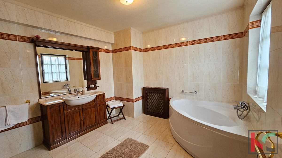 Istria, Parenzo, casa vacanze con piscina riscaldata e giardino paesaggistico, #vendita