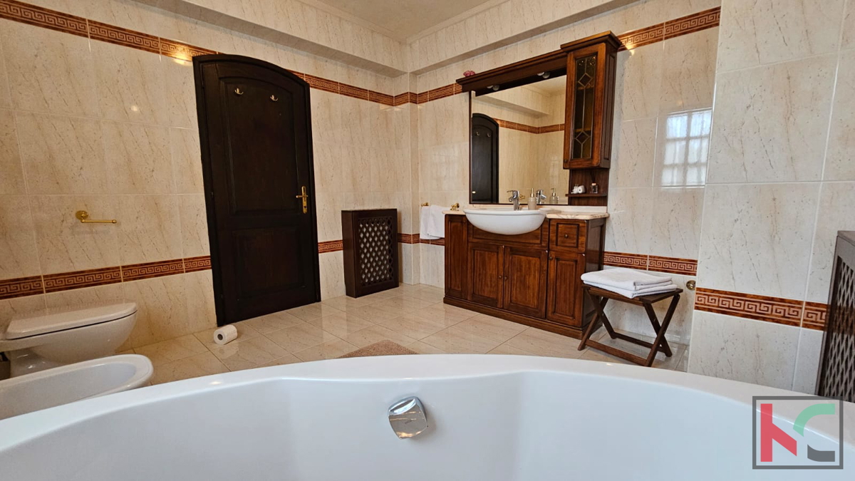 Istria, Parenzo, casa vacanze con piscina riscaldata e giardino paesaggistico, #vendita