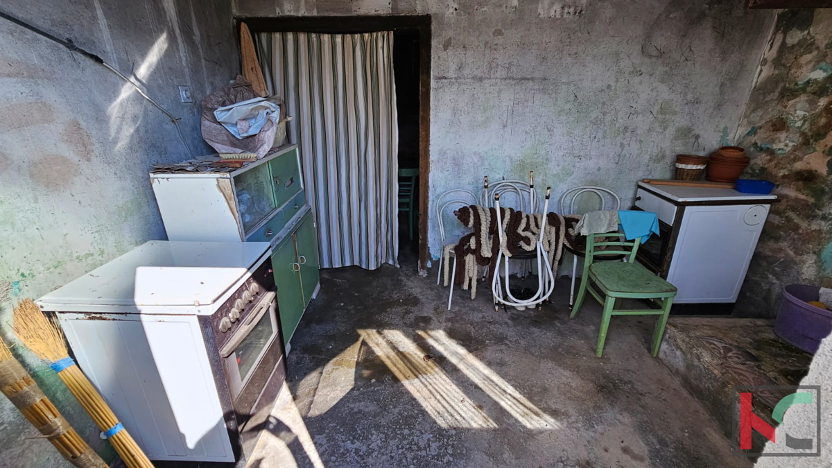 Istria, Barbana, vecchia casa in pietra d'Istria con fienile su ampio giardino, #vendita