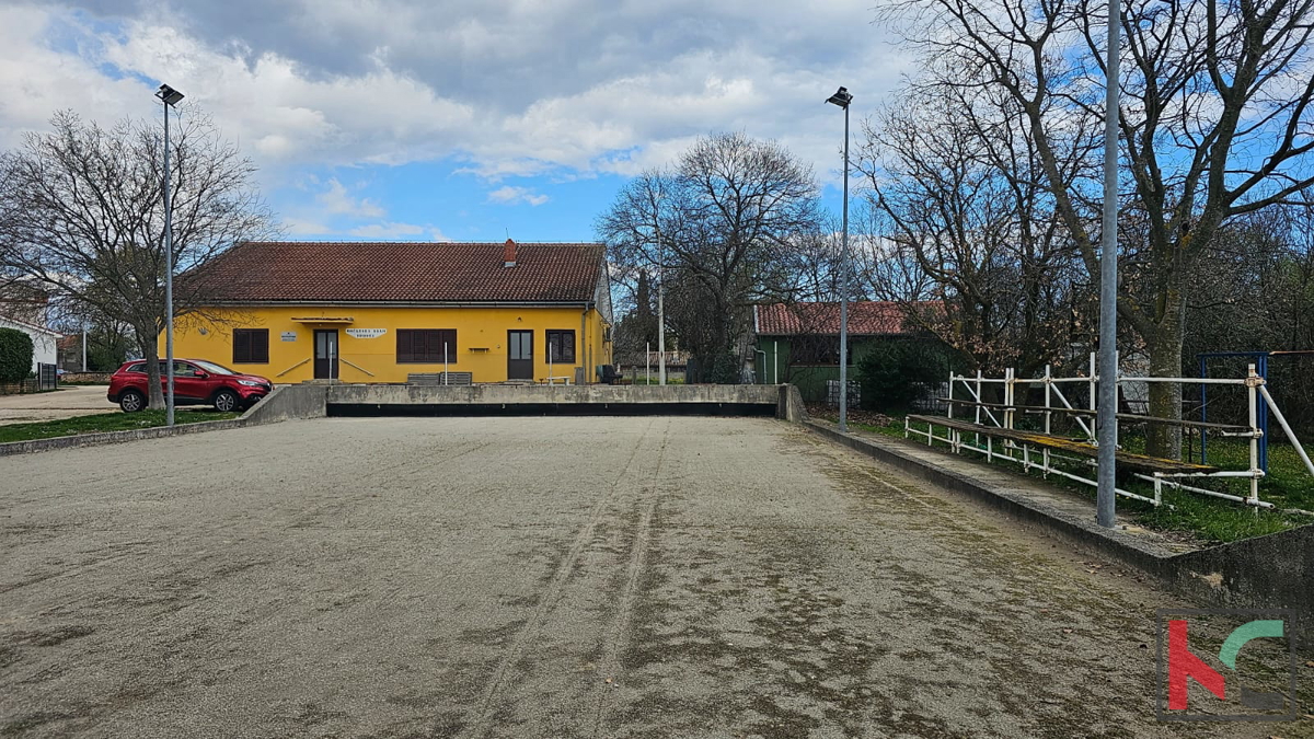 Istria, Barbana, vecchia casa in pietra d&apos;Istria con fienile su ampio giardino, #vendita