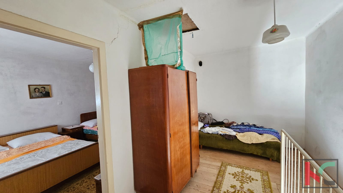 Istria, Barbana, vecchia casa in pietra d'Istria con fienile su ampio giardino, #vendita