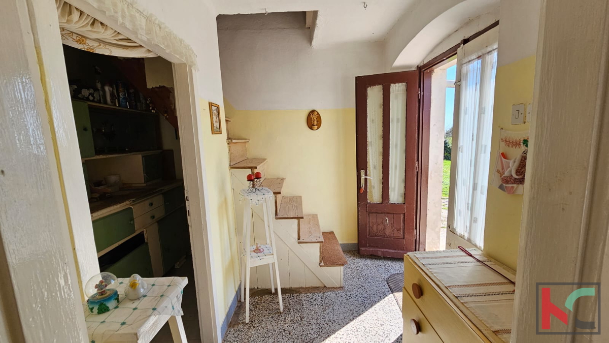 Istria, Barbana, vecchia casa in pietra d'Istria con fienile su ampio giardino, #vendita