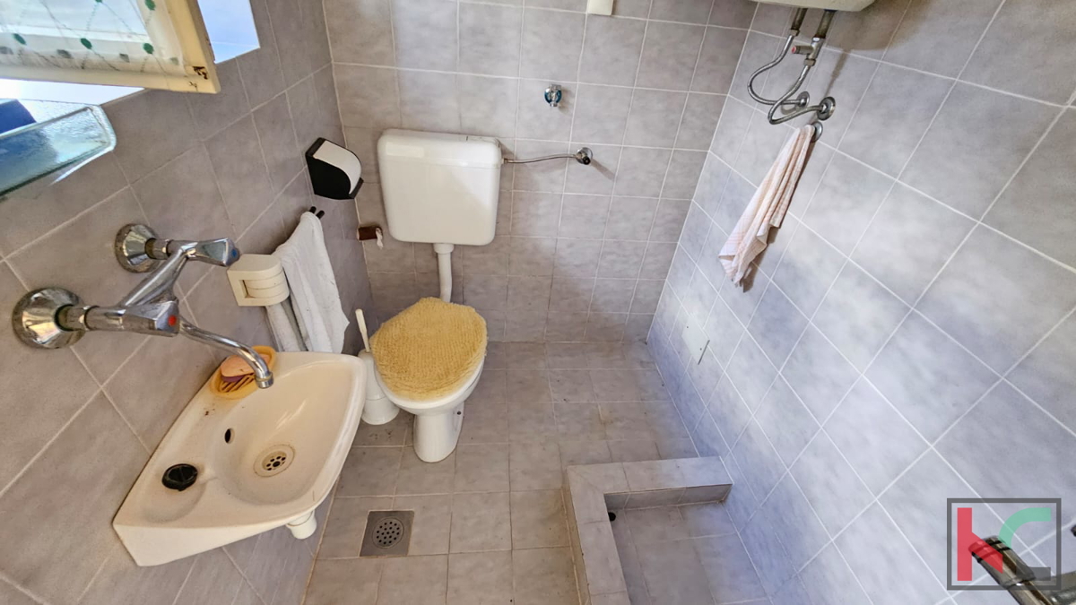 Istria, Barbana, vecchia casa in pietra d'Istria con fienile su ampio giardino, #vendita