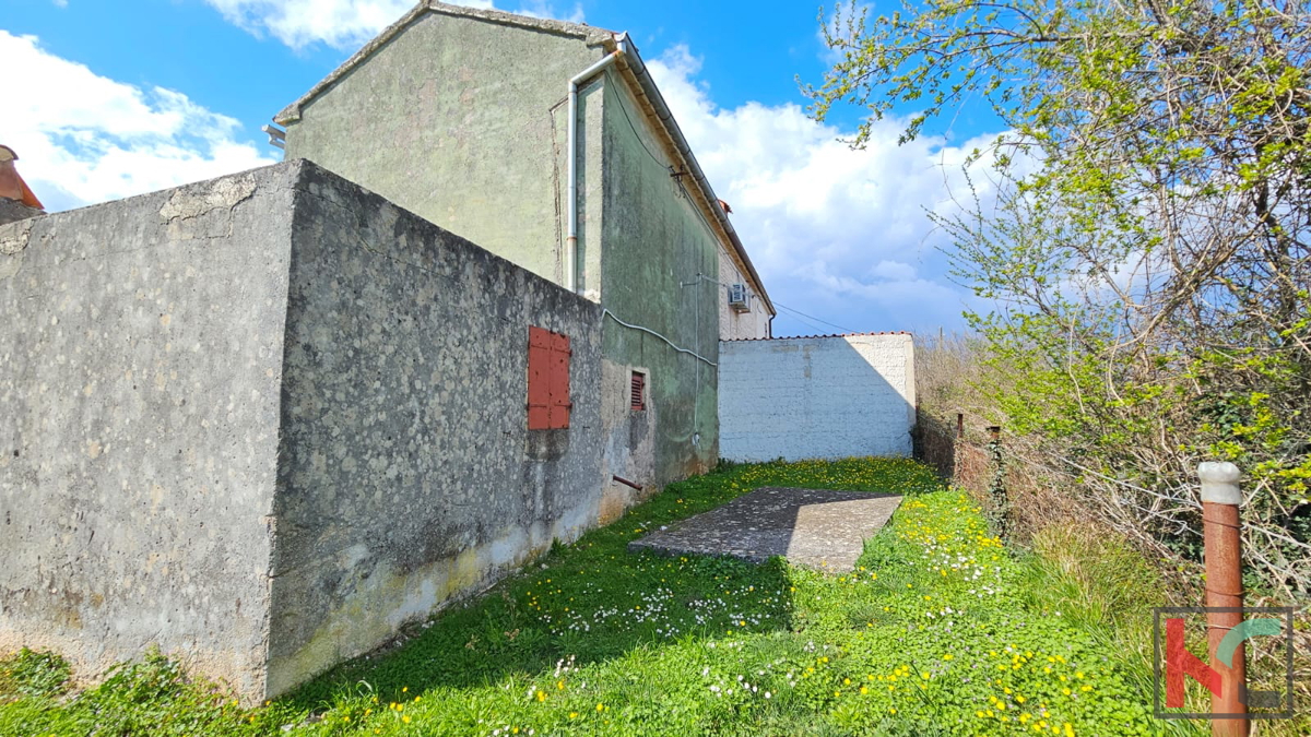 Istria, Barbana, vecchia casa in pietra d&apos;Istria con fienile su ampio giardino, #vendita