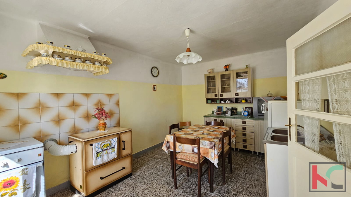 Istria, Barbana, vecchia casa in pietra d'Istria con fienile su ampio giardino, #vendita