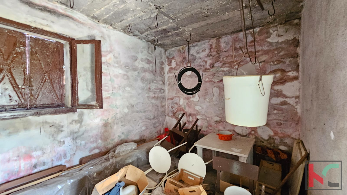 Istria, Barbana, vecchia casa in pietra d'Istria con fienile su ampio giardino, #vendita