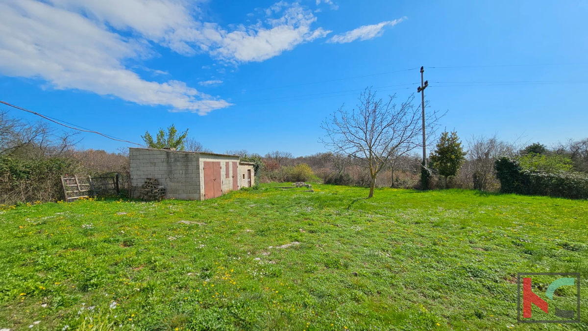 Istria, Barbana, vecchia casa in pietra d&apos;Istria con fienile su ampio giardino, #vendita