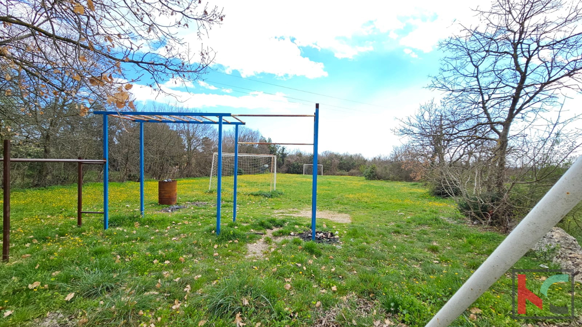 Istria, Barbana, vecchia casa in pietra d&apos;Istria con fienile su ampio giardino, #vendita