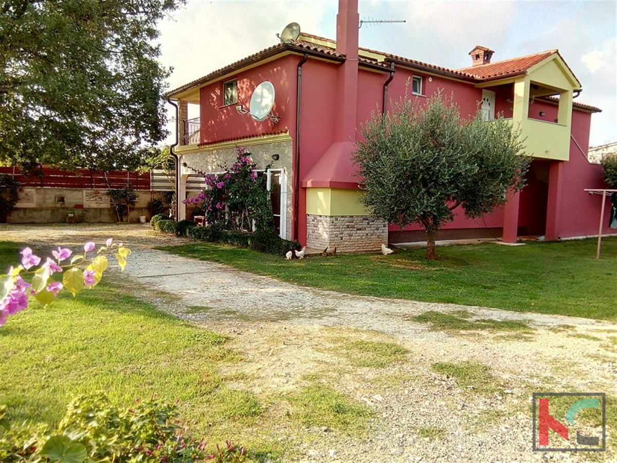 Ližnjan, Šišan, casa indipendente 230m2 con tre appartamenti, giardino di 900m2, posizione tranquilla