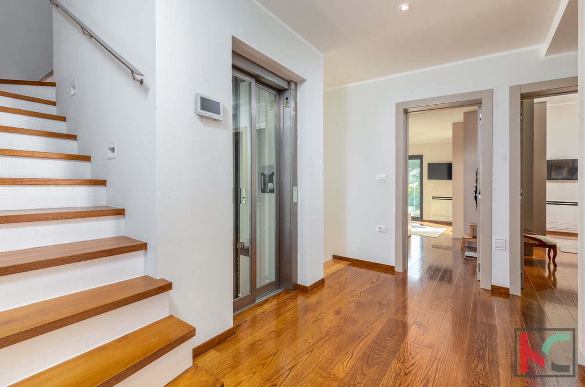 Istria, Fasana, villa di lusso con piscina e giardino paesaggistico 642 m2, a 100 m dal mare, ascensore