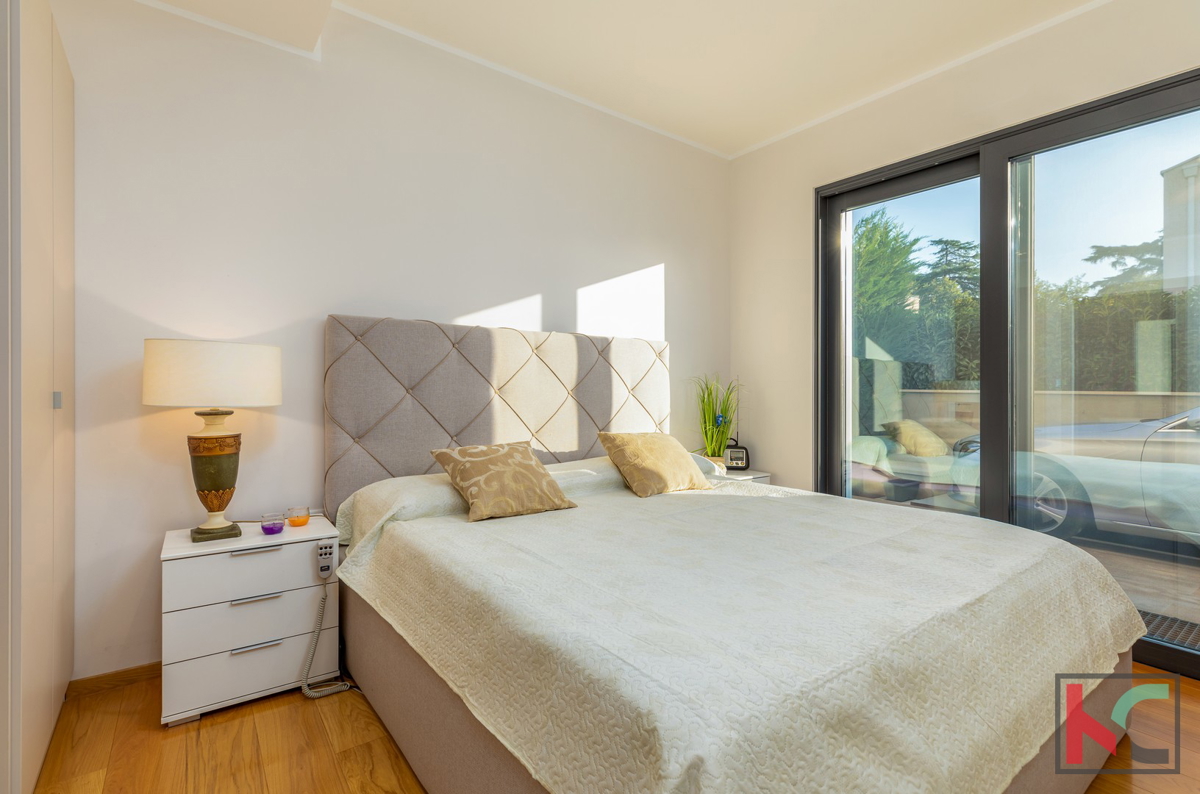 Istria, Fasana, villa di lusso con piscina e giardino paesaggistico 642 m2, a 100 m dal mare, ascensore