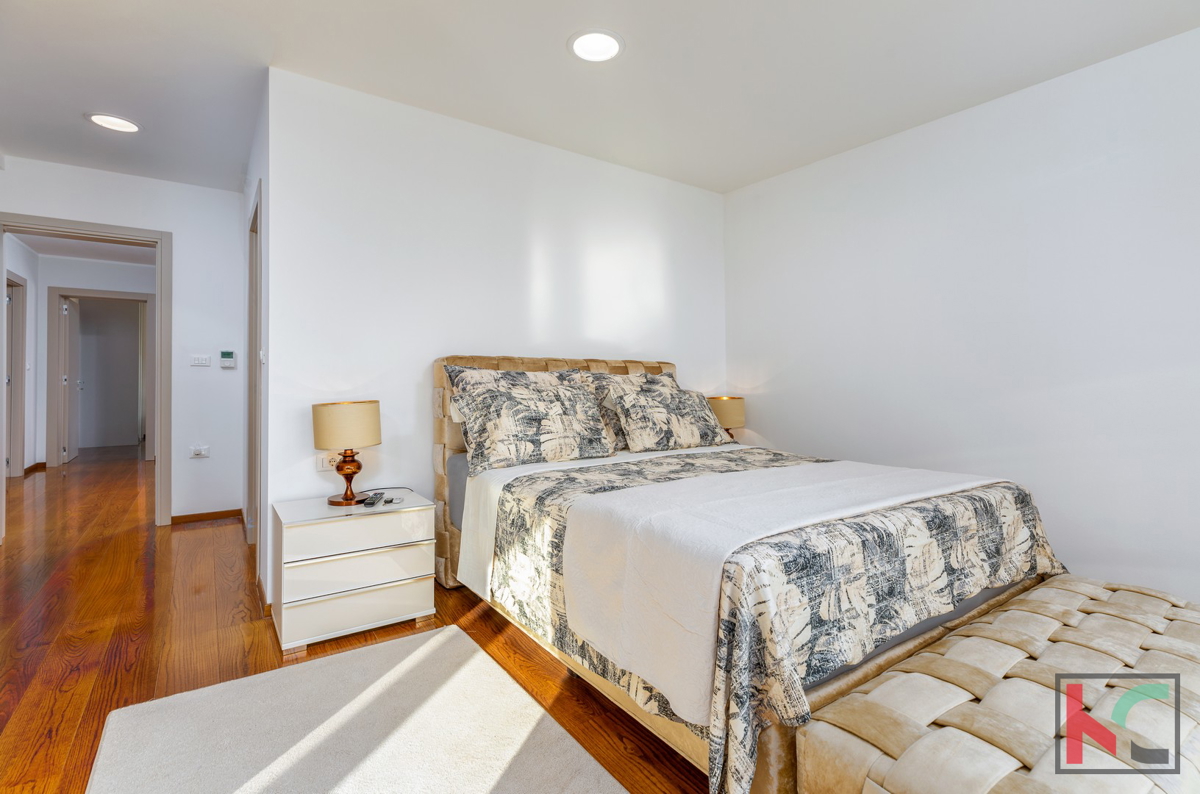 Istria, Fasana, villa di lusso con piscina e giardino paesaggistico 642 m2, a 100 m dal mare, ascensore