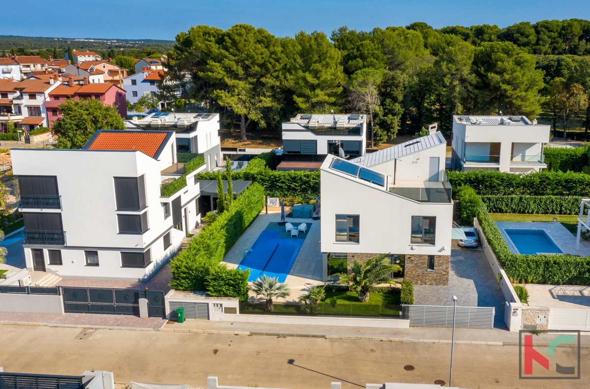 Istria, Fasana, villa di lusso con piscina e giardino paesaggistico 642 m2, a 100 m dal mare, ascensore
