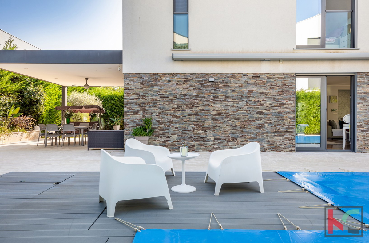 Istria, Fasana, villa di lusso con piscina e giardino paesaggistico 642 m2, a 100 m dal mare, ascensore