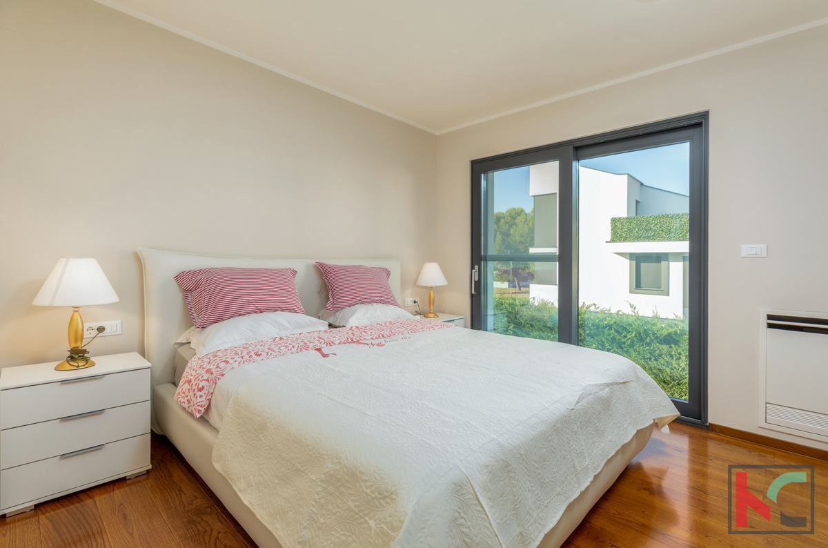 Istria, Fasana, villa di lusso con piscina e giardino paesaggistico 642 m2, a 100 m dal mare, ascensore