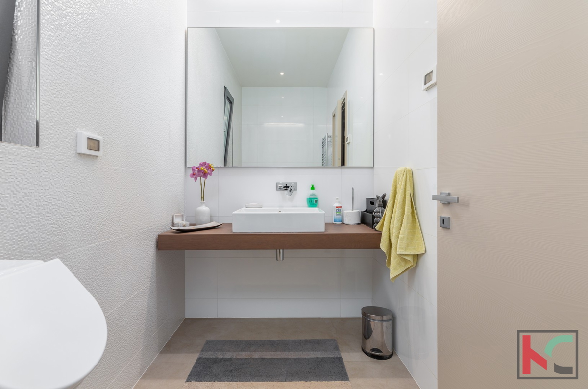 Istria, Fasana, villa di lusso con piscina e giardino paesaggistico 642 m2, a 100 m dal mare, ascensore