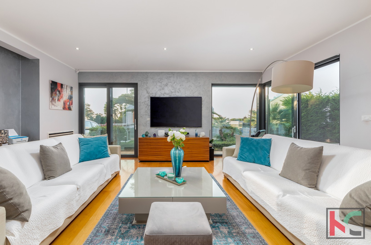 Istria, Fasana, villa di lusso con piscina e giardino paesaggistico 642 m2, a 100 m dal mare, ascensore