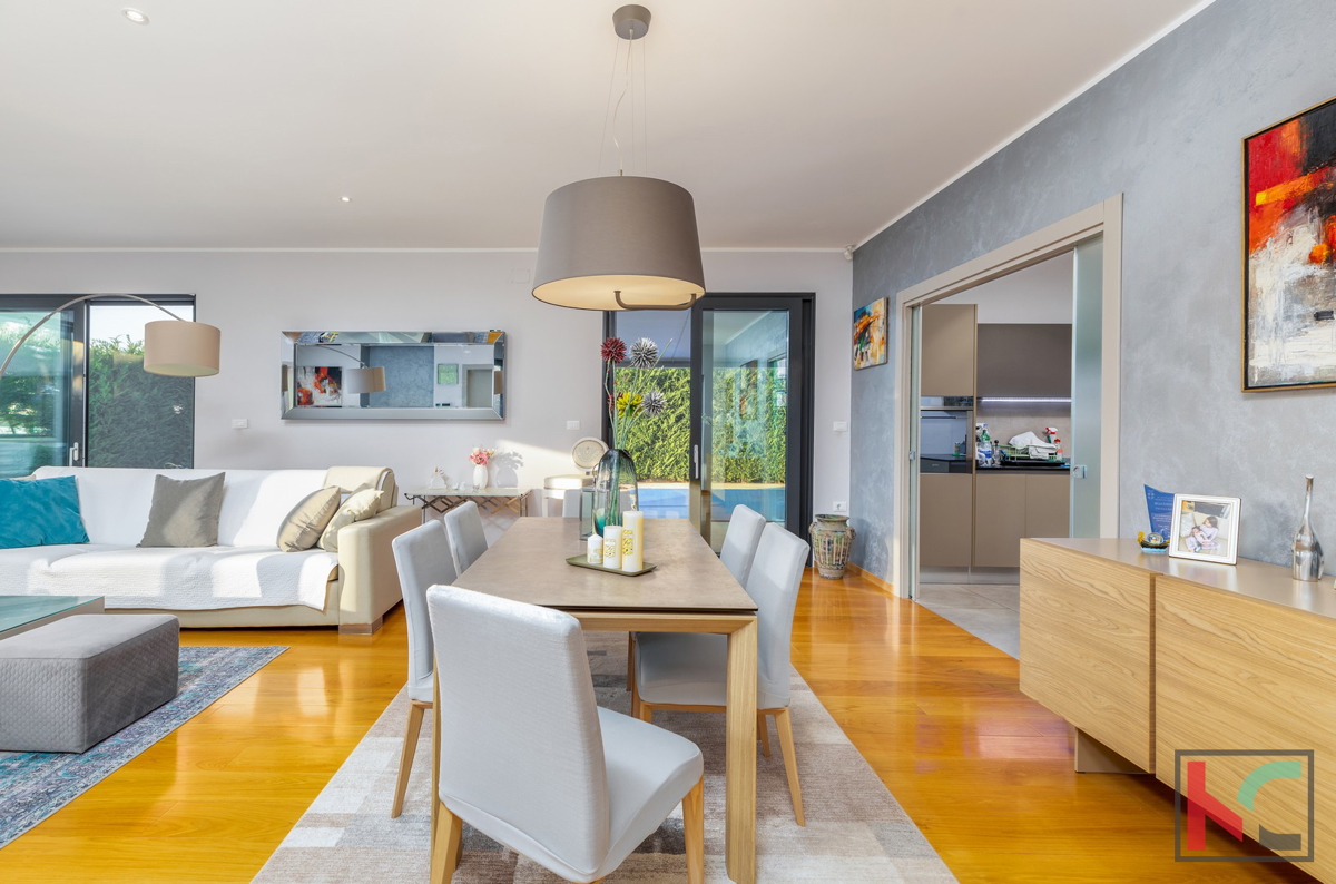 Istria, Fasana, villa di lusso con piscina e giardino paesaggistico 642 m2, a 100 m dal mare, ascensore