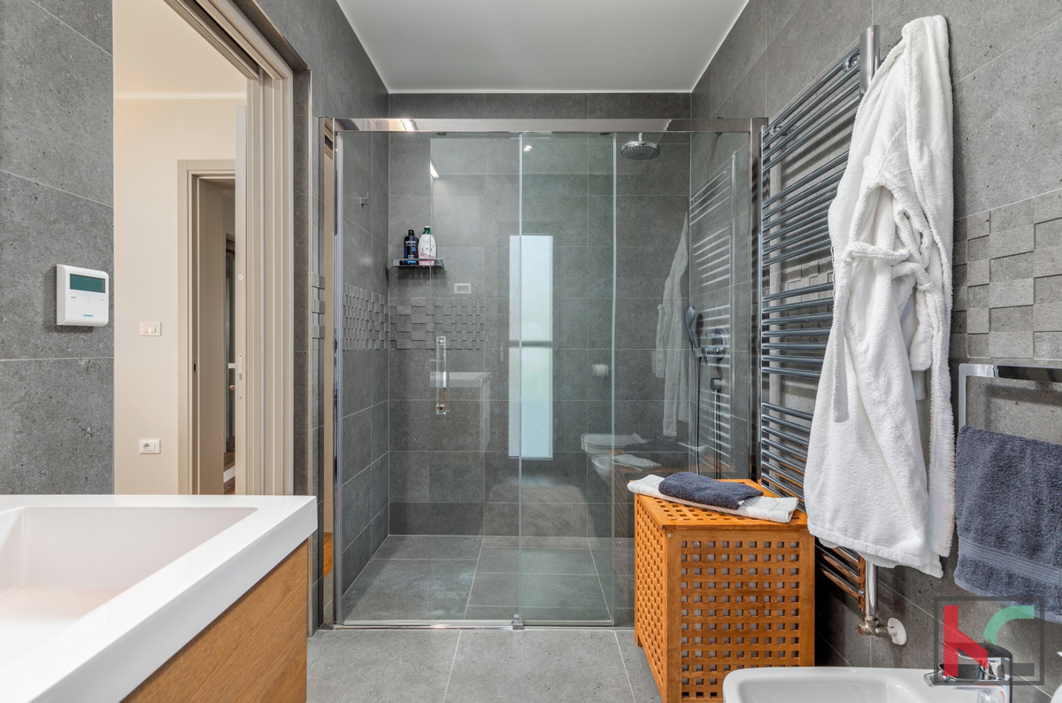 Istria, Fasana, villa di lusso con piscina e giardino paesaggistico 642 m2, a 100 m dal mare, ascensore