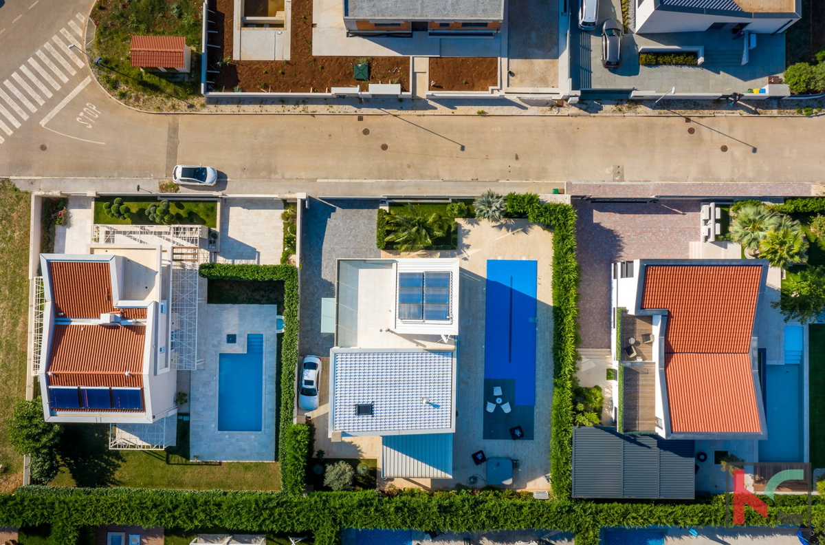 Istria, Fasana, villa di lusso con piscina e giardino paesaggistico 642 m2, a 100 m dal mare, ascensore