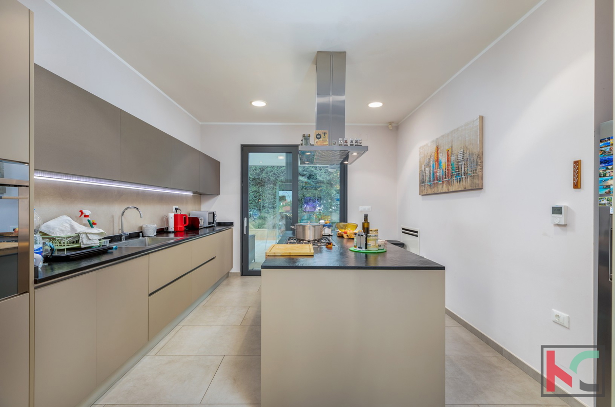 Istria, Fasana, villa di lusso con piscina e giardino paesaggistico 642 m2, a 100 m dal mare, ascensore