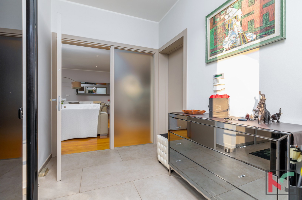 Istria, Fasana, villa di lusso con piscina e giardino paesaggistico 642 m2, a 100 m dal mare, ascensore