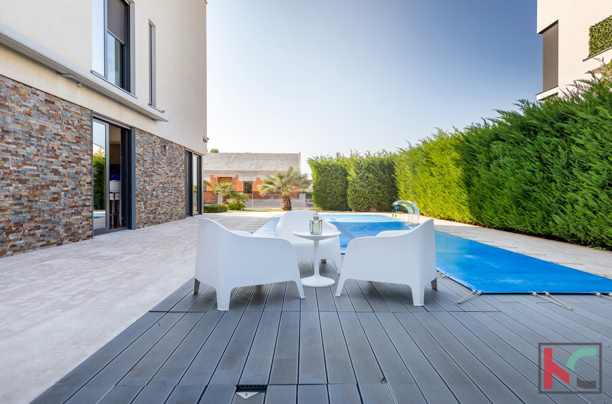 Istria, Fasana, villa di lusso con piscina e giardino paesaggistico 642 m2, a 100 m dal mare, ascensore