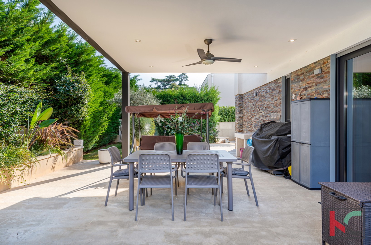 Istria, Fasana, villa di lusso con piscina e giardino paesaggistico 642 m2, a 100 m dal mare, ascensore