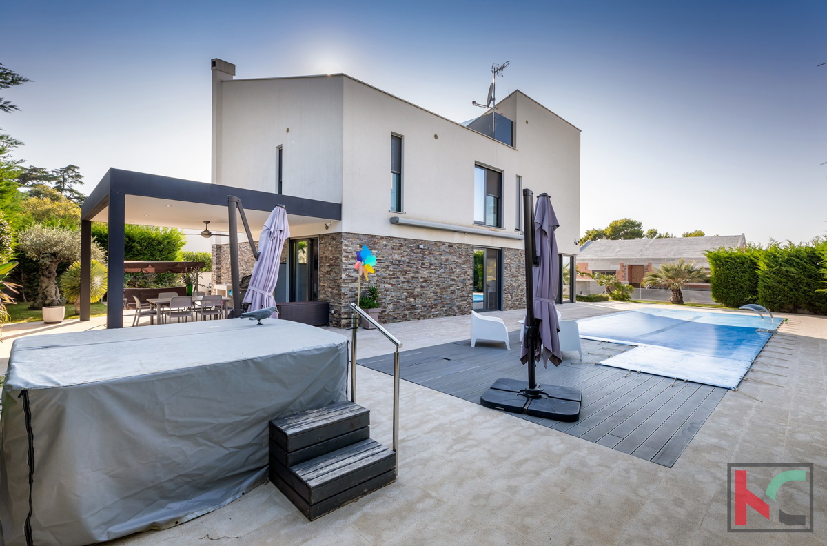 Istria, Fasana, villa di lusso con piscina e giardino paesaggistico 642 m2, a 100 m dal mare, ascensore