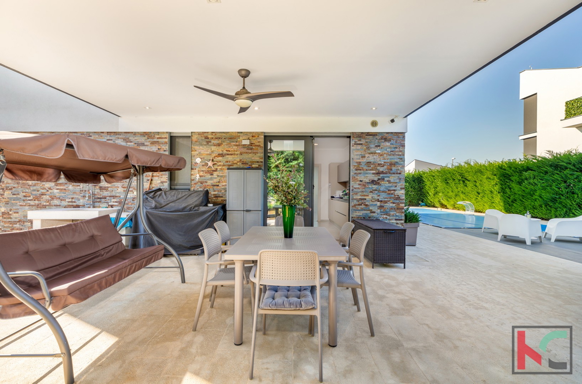 Istria, Fasana, villa di lusso con piscina e giardino paesaggistico 642 m2, a 100 m dal mare, ascensore