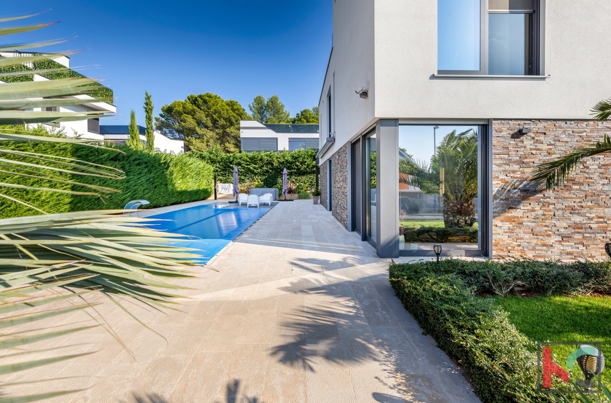 Istria, Fasana, villa di lusso con piscina e giardino paesaggistico 642 m2, a 100 m dal mare, ascensore