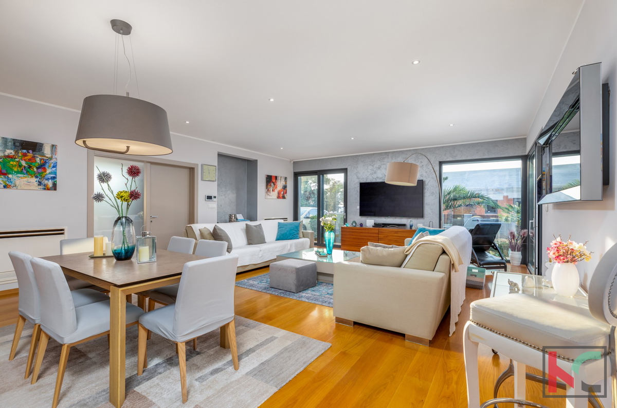 Istria, Fasana, villa di lusso con piscina e giardino paesaggistico 642 m2, a 100 m dal mare, ascensore